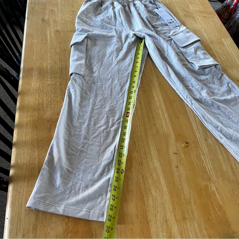 ALO Yoga Men's Double take Cargo Pants in bone - Picture 6 of 13